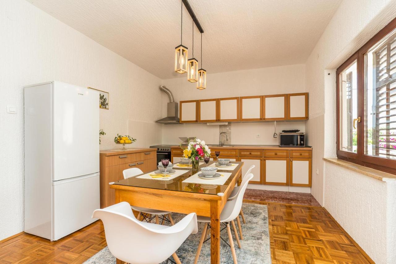 Tinel Apartment Sukosan